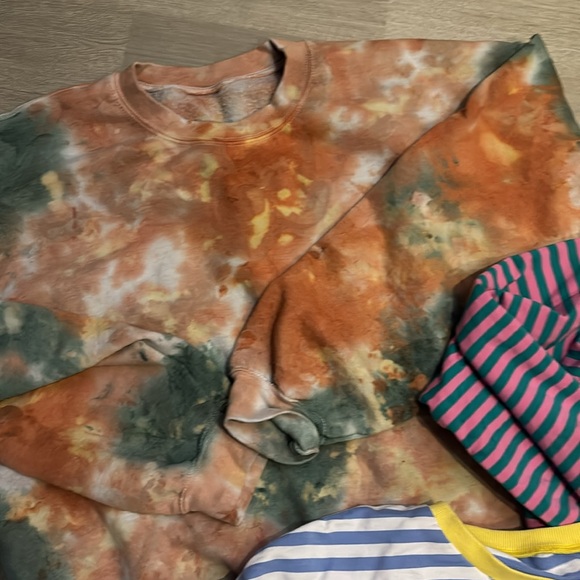 Trendy Tie-Dye and Striped Sweatshirts bundle - Picture 4 of 5